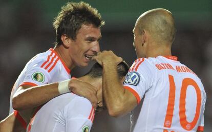 Mandzukic, con Ribéry y Robben, en un partido disputado este verano
