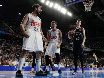 Llull y Doncic festejan una canasta ante Bertans