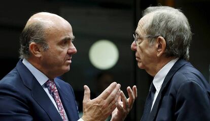 El ministro espa&ntilde;ol de Econom&iacute;a, Luis de Guindos, con el ministro de Finanzas italiano, Pier Carlo Padoan