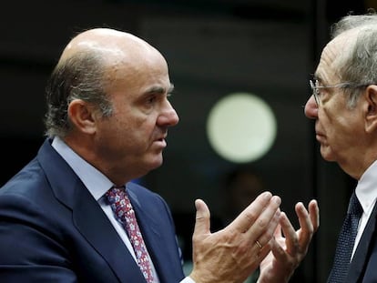 El ministro espa&ntilde;ol de Econom&iacute;a, Luis de Guindos, con el ministro de Finanzas italiano, Pier Carlo Padoan