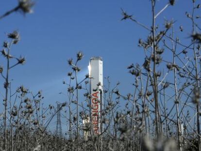 Una torre de una planta solar de Abengoa. 