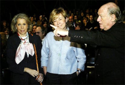 Pilar del Castillo (en el centro), junto a Julia García Valdecasas y Paco Flaqué, ayer en la Pasarela Gaudí.