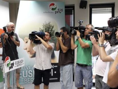 El dirigente del PNV Joseba Egibar minutos antes de dirigirse a los medios de comunicación para valorar el adelanto electoral en Euskadi.