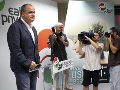 El dirigente del PNV Joseba Egibar minutos antes de dirigirse a los medios de comunicación para valorar el adelanto electoral en Euskadi.