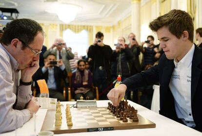 El israelí Boris Gelfand observa, mientras el noruego Magnus Carlsen, actual Campeón del Mundo de Ajedrez y número 1 mundial, hace un movimiento durante el Zurich Chess Challenge 2014 en Zurich, Suiza.