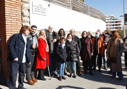 La alcaldesa de Barcelona, Ada Colau, y los regidores Eloi Badia, Rosa Alarcon y Jordi Rabasa en la inauguración de la calle.