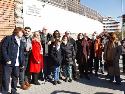 La alcaldesa de Barcelona, Ada Colau, y los regidores Eloi Badia, Rosa Alarcon y Jordi Rabasa en la inauguración de la calle.