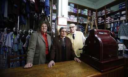 Susana González, actual gerente de Almacenes Gonar, junto a sus padres Rosa y Roberto, en el interior del comercio.