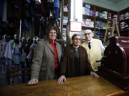 Susana González, actual gerente de Almacenes Gonar, junto a sus padres Rosa y Roberto, en el interior del comercio.
