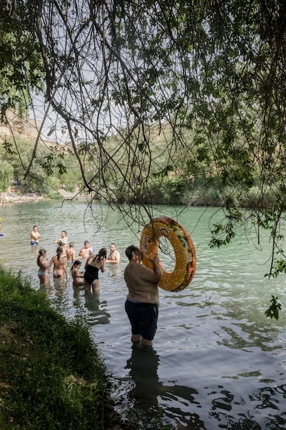 Desde hace dos años, el Ayuntamiento de Zorita cobra entrada por el uso de las instalaciones del parque fluvial, como sombrillas y merenderos.