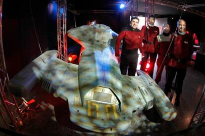 Varios <i>trekkies</i> junto a una de las naves de la exposición sobre <i>Star Trek</i>.