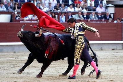 El Fandi, ante su primer toro del jueves en Las Ventas.