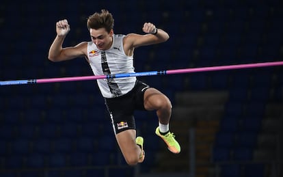 El sueco Armand Duplantis durante la final de la Diamond League de Roma, el 17 de septiembre de 2020, en la que batió el récord del mundo de salto de pértiga.