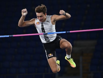 Armand Duplantis realiza un salto con pértiga este jueves en la Diamond League en Roma.