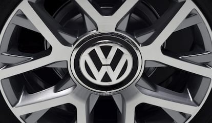 Detalle del logotipo de Volkswagen en la llanta de un coche.