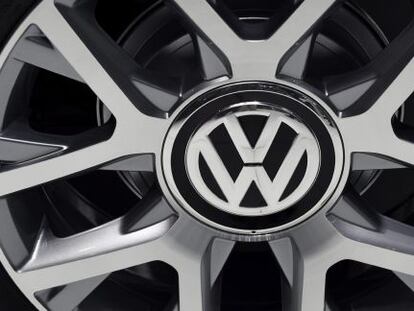 Detalle del logotipo de Volkswagen en la llanta de un coche.