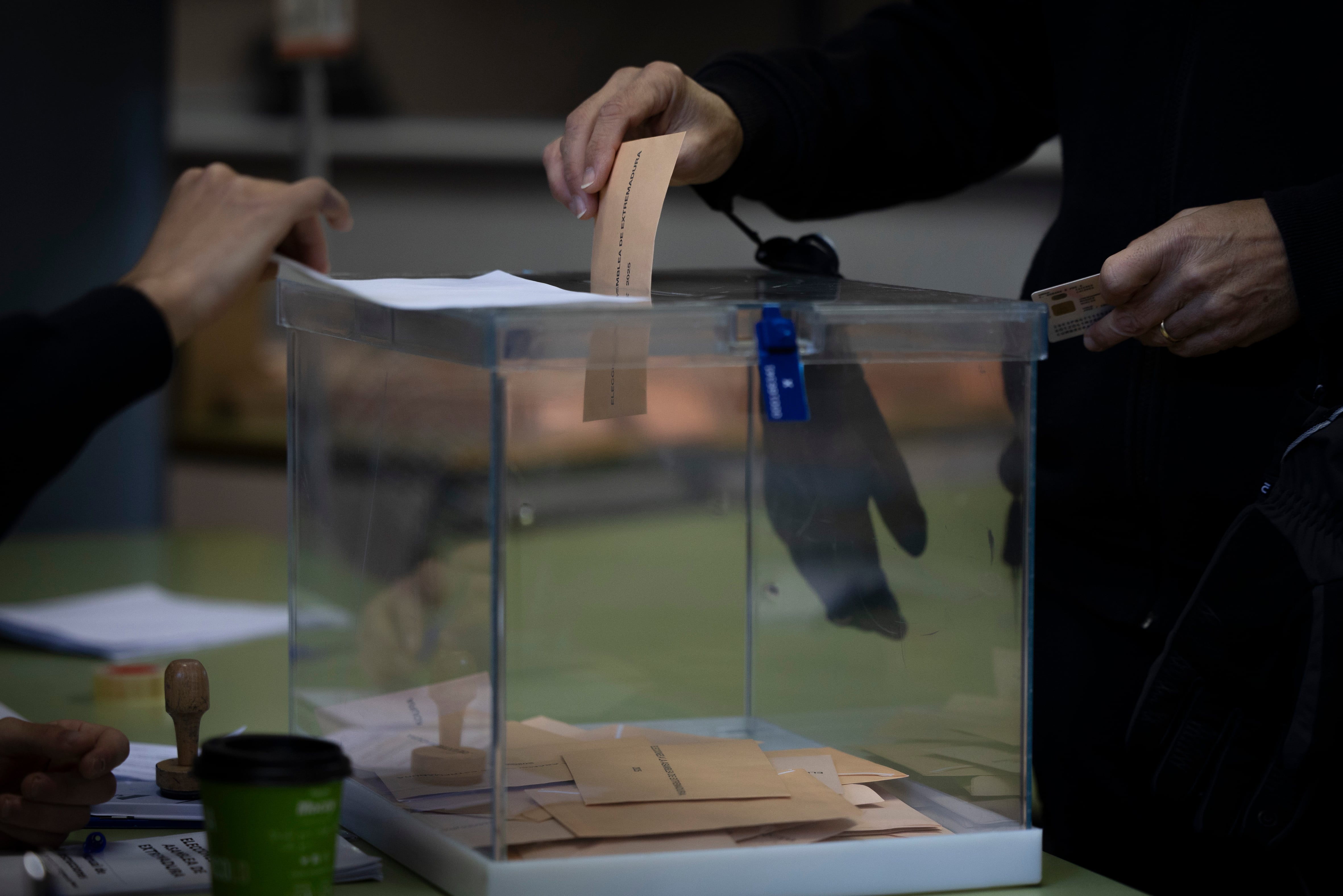 Cinco cifras clave para seguir el escrutinio en las elecciones de Extremadura del 21D