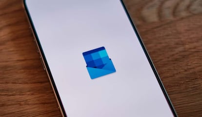 Logo de Outlook en la pantalla de un móvil
