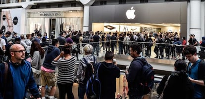 Colas en una tienda de Apple en Toronto (Canad&aacute;) para comprar los nuevos iPhones 6s.