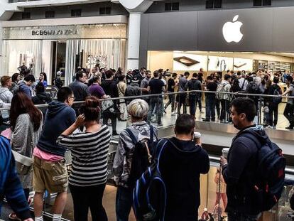 Colas en una tienda de Apple en Toronto (Canad&aacute;) para comprar los nuevos iPhones 6s.