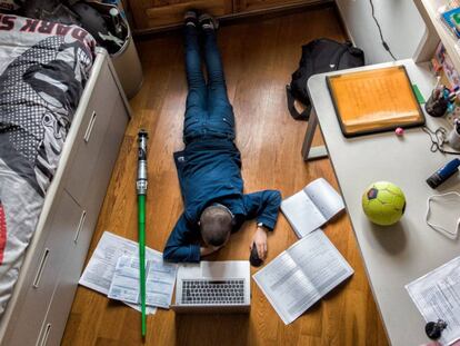 Un alumne de primària estudiant a casa durant el confinament.