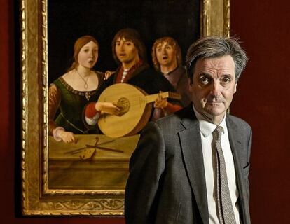 Nicholas Penny, director saliente de la National Gallery de Londres, posa con 'Un concierto', de Lorenzo Costa.