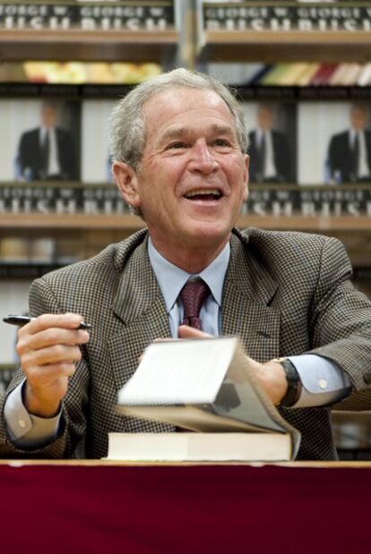 George W. Bush firma sus memorias en Dallas el pasado martes.