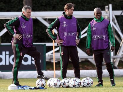  El entrenador del Milán, el holandés Clarence Seedorf (d), dirige un entrenamiento de su equipo en Carnago, Varese, Italia, hoy, martes 18 de febrero de 2014. El Milán se enfrentará mañana al Atlético de Madrid en el estadio de San Siro en partido de ida de octavos de final de la Liga de Campeones. 