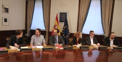 De izquierda a derecha, &Iacute;&ntilde;igo Errej&oacute;n y Pablo Iglesias (Podemos), Antonio Hernando y Meritxell Batet (PSOE), Jos&eacute; Manuel Villegas y Juan Carlos Girauta (Ciudadanos).