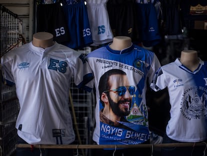 Un comercio en El Salvador que ofrece camisetas con la imagen del presidente Nayib Bukele.