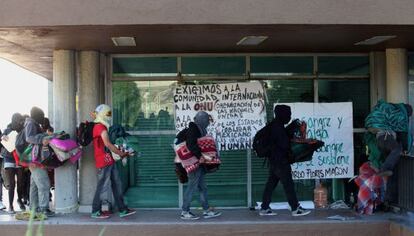Encapuchados abandonan la rectoría de la UNAM en la mañana del miércoles.