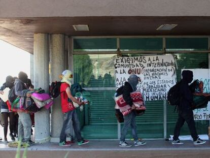 Encapuchados abandonan la rector&iacute;a de la UNAM en la ma&ntilde;ana del mi&eacute;rcoles.