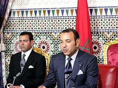 Mohamed VI, ayer en Tánger, junto a su hermano Mulay Rachid.