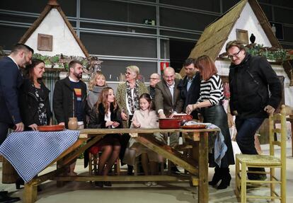 Las falleras mayores (sentadas) con concejales del Ayuntamiento de Valencia en la inauguración de Expojove.