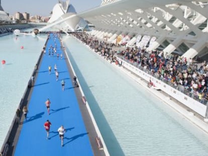 Los corredores pasan por la Ciudad de las Artes en un marat&oacute;n en Valencia.