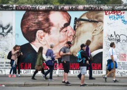 Un fragmento de la famosa East Side Gallery, 1,3 km de muro que fueron restaurados en Berl&iacute;n