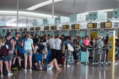 Cues al mostrador de Vueling a l'aeroport del Prat.