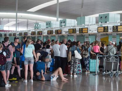 Cues al mostrador de Vueling a l'aeroport del Prat.