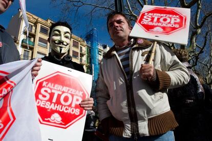 Manifestantes contra los desahucios en San Sebastián