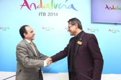 GRA127. BERLÍN, 06/03/2014.- El consejero de Turismo y Comercio de la Junta de Andalucía, Rafael Rodríguez (i), y el director de Cooperaciones de Marketing con Entidades Turísticas de Schauinsland (Group Destination Manager de FTI), Adnan Eken, durante la firma de un acuerdo de colaboración hoy en el expositor de Andalucía de la feria internacional de turismo ITB 2014 de Berlín.
