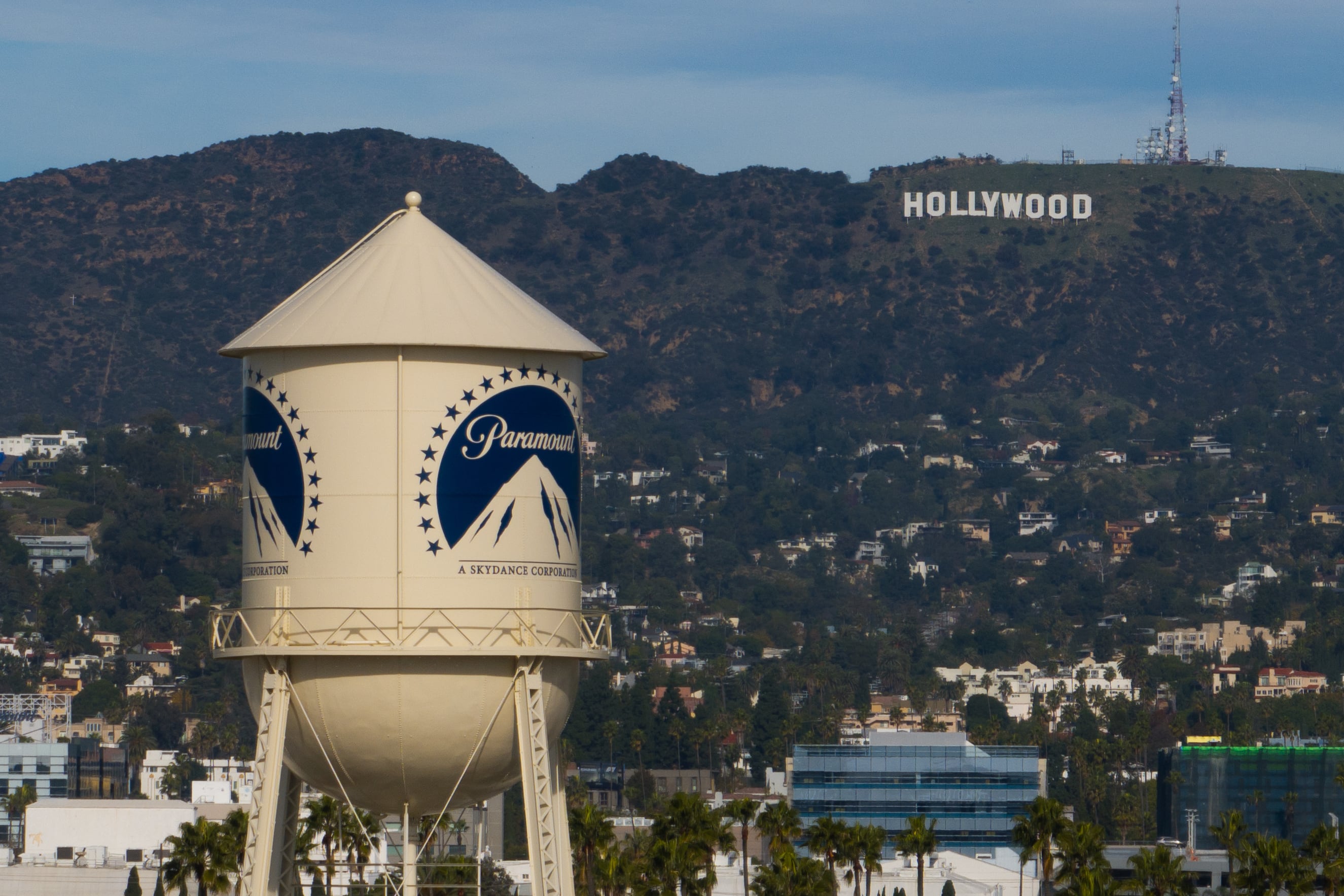 Paramount decide pausar su fusión con Warner durante un máximo de un año