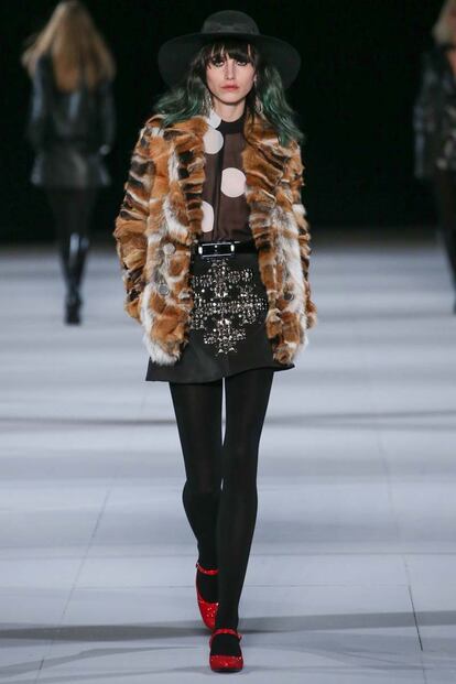 Saint Laurent resucita a Edie Sedgwick en la pasarela