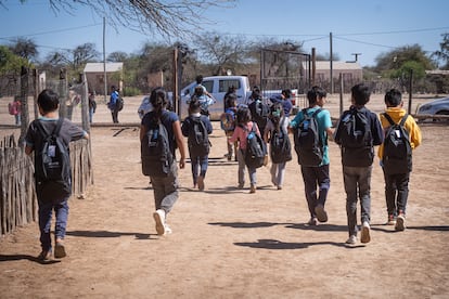 Los alumnos de la escuela de Monte Carmelo se van a casa (Salta, Argentina).