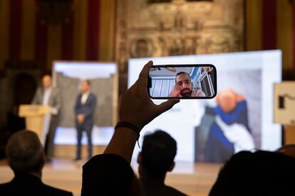 El periodista Mohammed Salem, que ha recibido el premio a mejor fotografía, sigue la entrega de galardones por videoconferencia.
