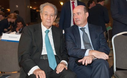 Juan Miguel Villar Mir, propietario de Grupo Villar Mir, junto a Jos&eacute; Antonio Fern&aacute;nddez Gallar, CEO de OHL.