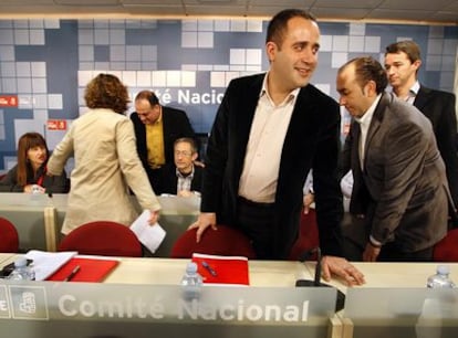 Jorge Alarte, ayer, con otros dirigentes, en el Comité Nacional del PSPV-PSOE.