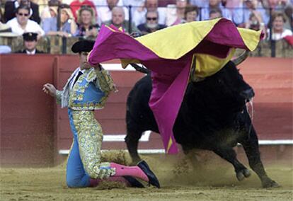 El Juli recibe a porta gayola a un quinto que fue devuelto al corral. 

/ GARCÍA CORDERO