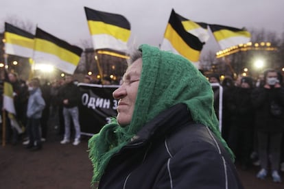 Una mujer participa en la manifestación de nacionalistas rusos el 11 de diciembre convocada para pedir más derechos, en San Petersburgo.