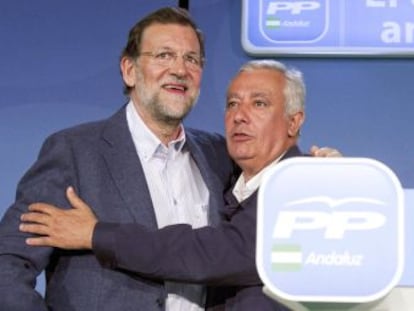 Arenas abraza a Rajoy durante el mitin de Cádiz.