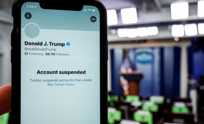 Un teléfono con la cuenta suspendida de Trump en Twiitter, en la Casa Blanca.